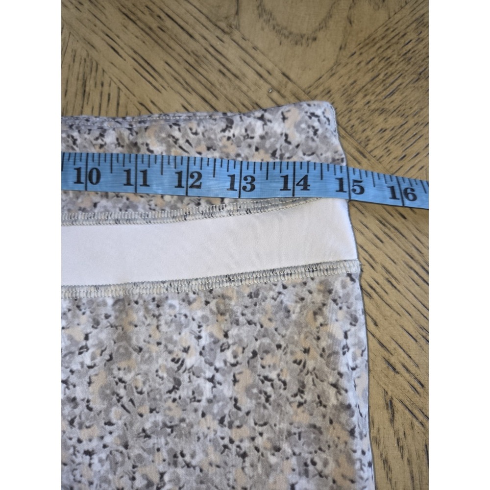 Lululemon Leggings Womens Size 8 Gray Flower Capri Pants Yoga Running Workout - Picture 4 of 10